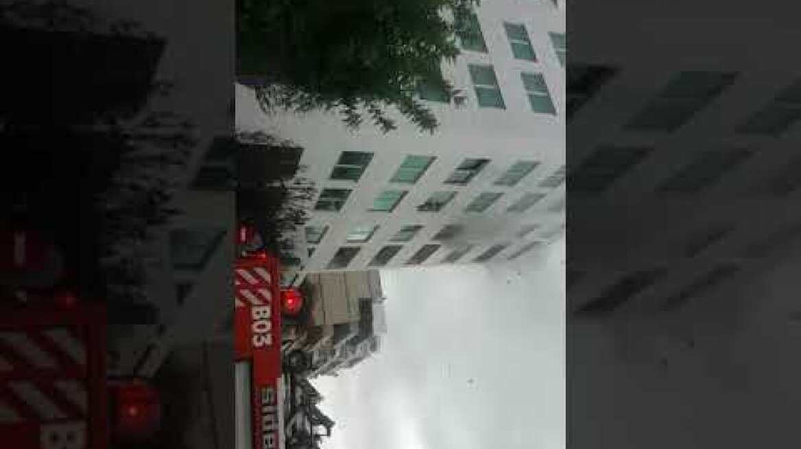 Βίντεο από τo φλεγόμενο ξενοδοχείο στη Συγγρού