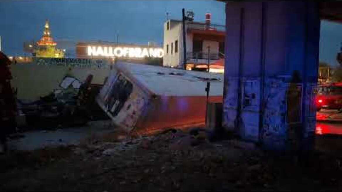 Νταλίκα έπεσε από γέφυρα της Πέτρου Ράλλη και κατέληξε στη Θηβών (2)