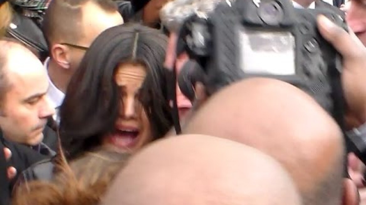Selena GOMEZ mobbed by fans @ Paris 11 march 2015 show Vuitton Fashion Week