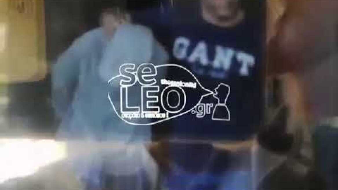 Φορώντας η 33χρονη κουκούλα έφυγε από τα δικαστήρια