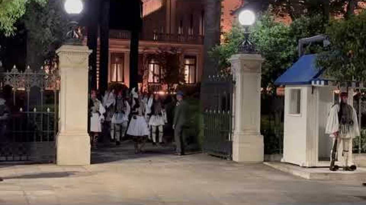 Το δείπνο του Κώστα Τασούλα στο ζεύγος Μακρόν στο Προεδρικό Μέγαρο (2)