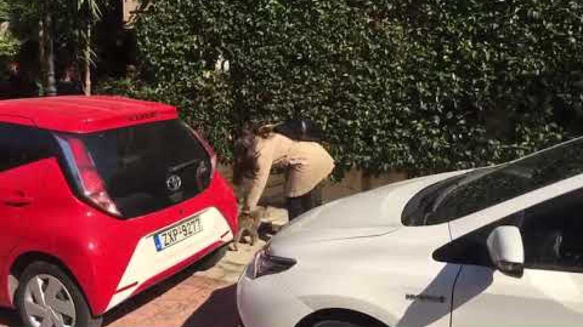 Η Ουρανία Μιχαλολιάκου έξω από το σπίτι της οικογένειας