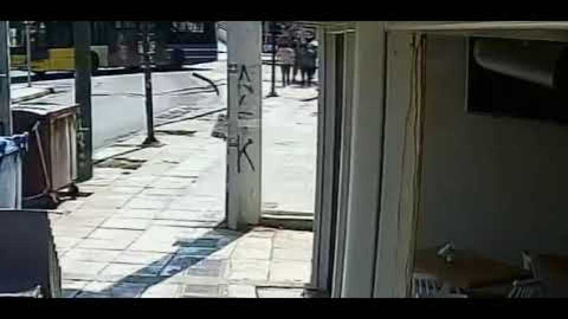 Νέα Φιλαδέλφεια: Η στιγμή που κολώνα σπάει και τραυματίζει 14χρονη
