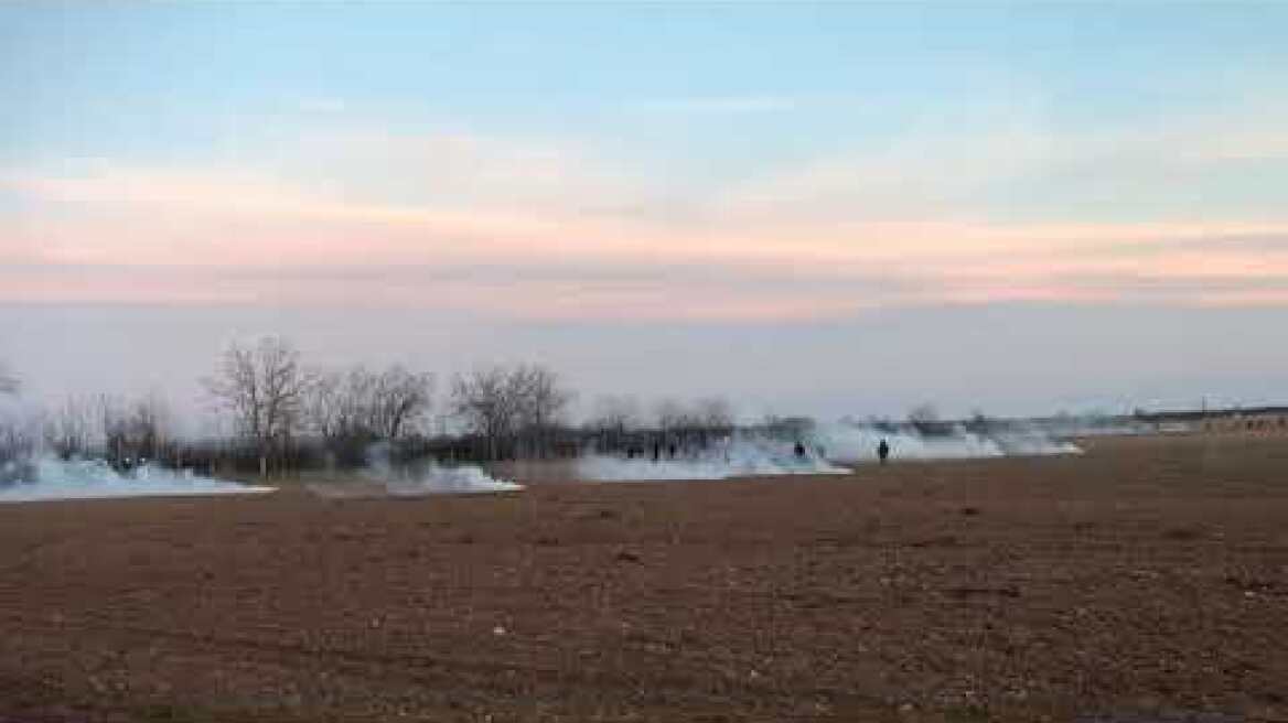 Οι μετανάστες προσπαθούν να περάσουν και οι Τούρκοι ρίχνουν χημικά στις ελληνικές δυνάμεις (2)