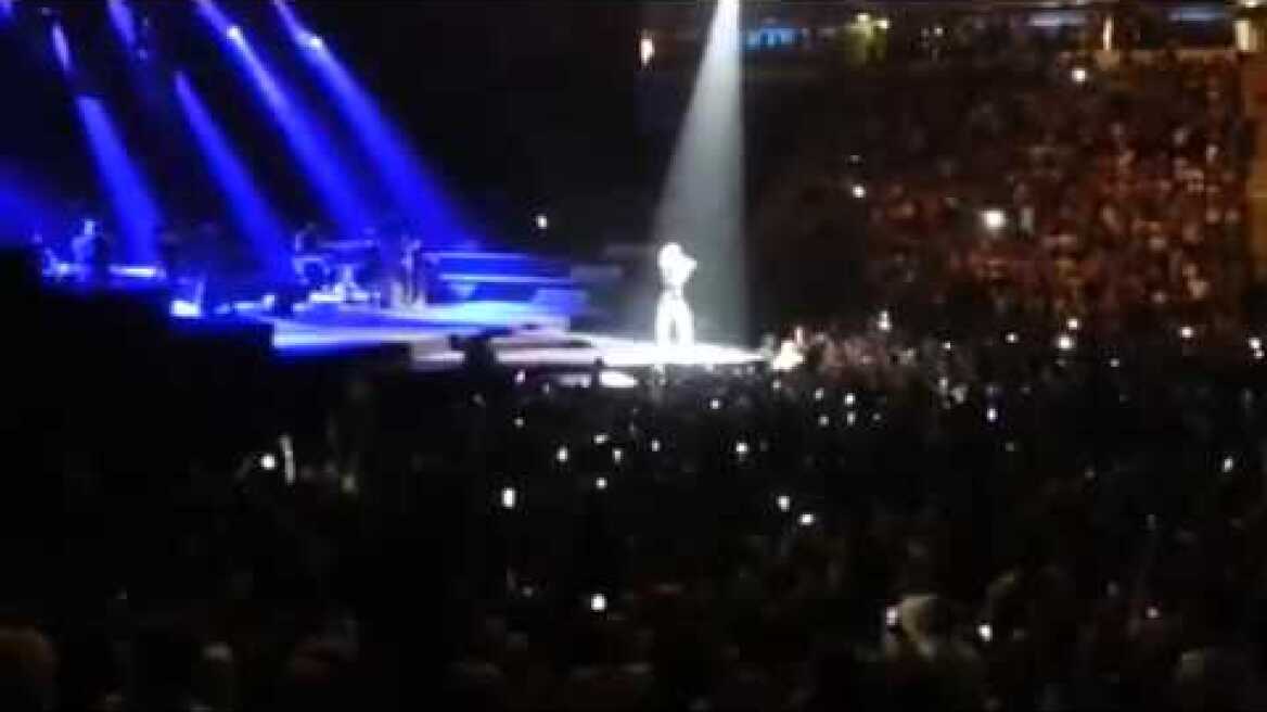 Rihanna Stops Show After Fans Threw Chips For Being Late - WATCH!!!