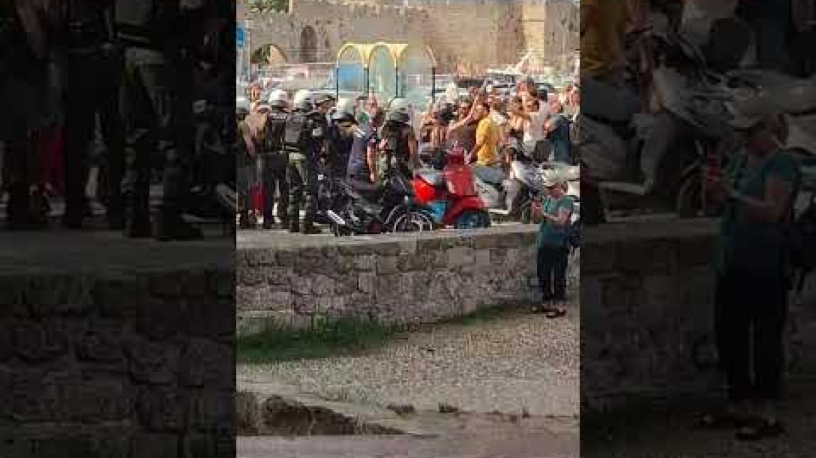 Δύο κόσμοι στη Ρόδο για τους Ισραηλινούς τουρίστες: Συγκέντρωση και συλλήψεις – Υποδοχή με γλυκά και κεράσματα Ρόδος: Προσαγωγές και ένταση πριν τη διαμαρτυρία για το ισραηλινό κρουαζιερόπλοιο (3)