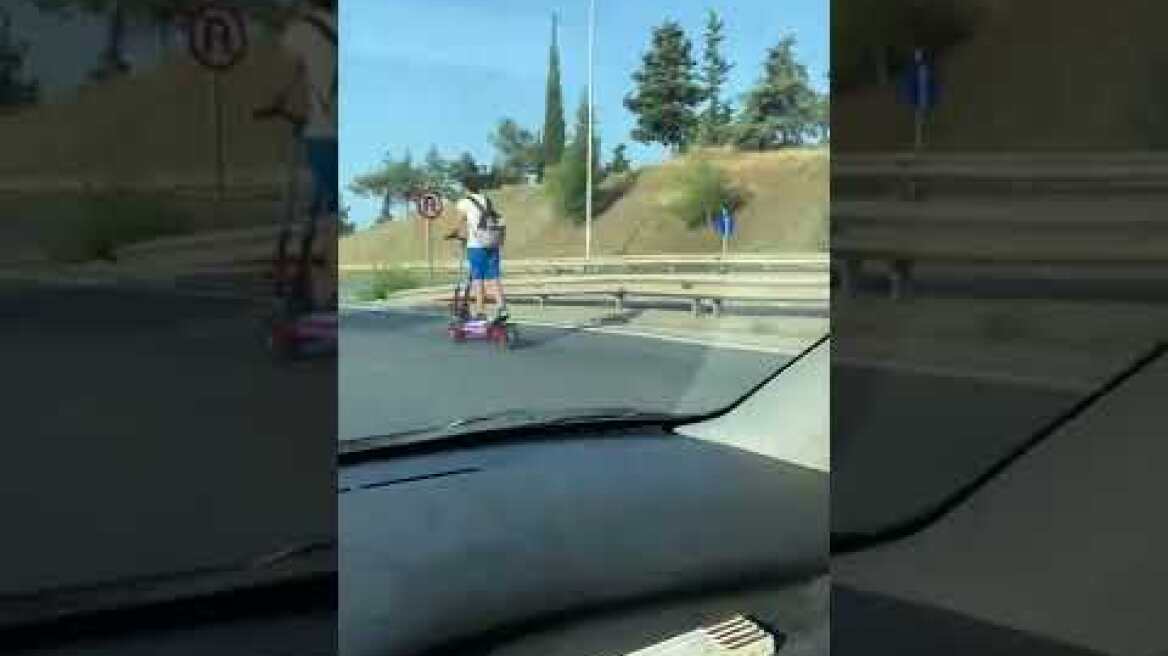 Θεσσαλονίκη: Νεαρός με πατίνι πηγαίνει με περισσότερα από 90χμ στον περιφερειακό