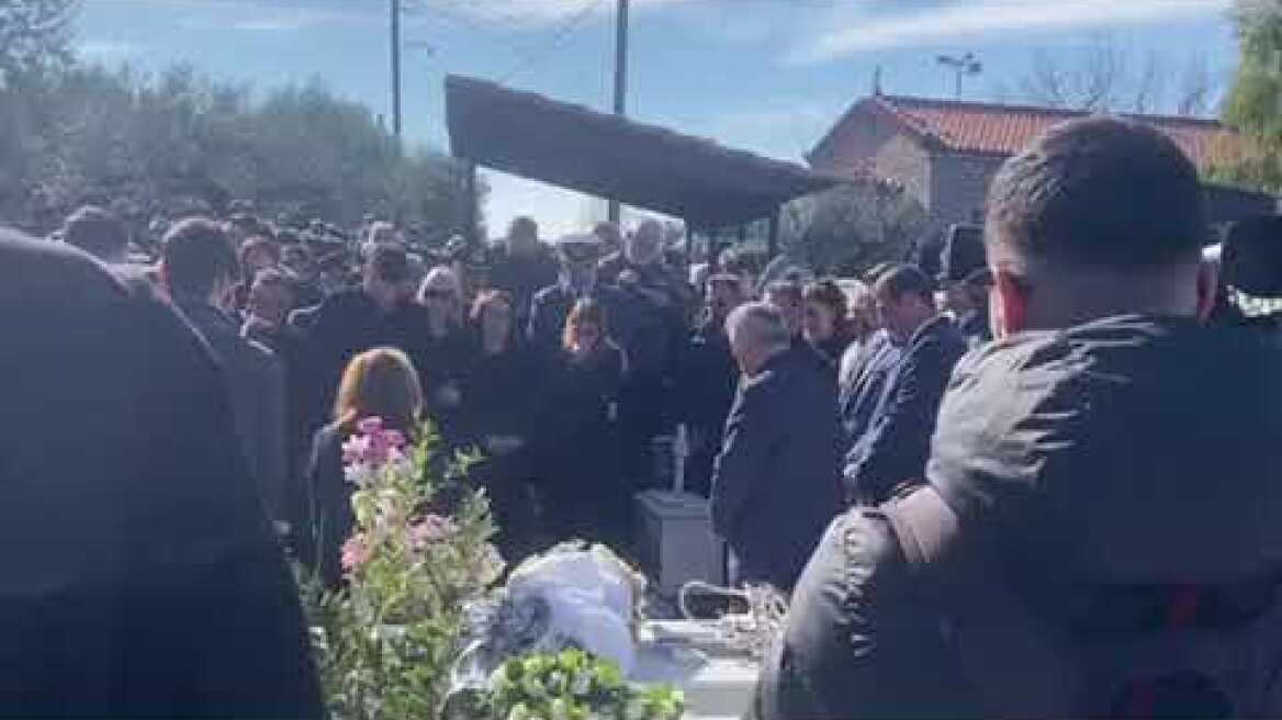 Κηδεία επισμηναγού: «Για αυτά τα παλικάρια που στέκουν απο πάνω σου, οι μάνες τα ...»