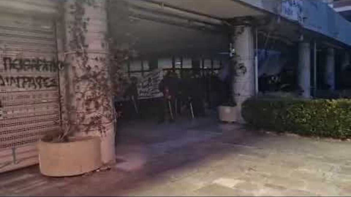 ΑΠΘ: Μπήκαν στο κτήριο διοίκησης και ψάχνουν όλους τους ορφορους για άτομα (2)