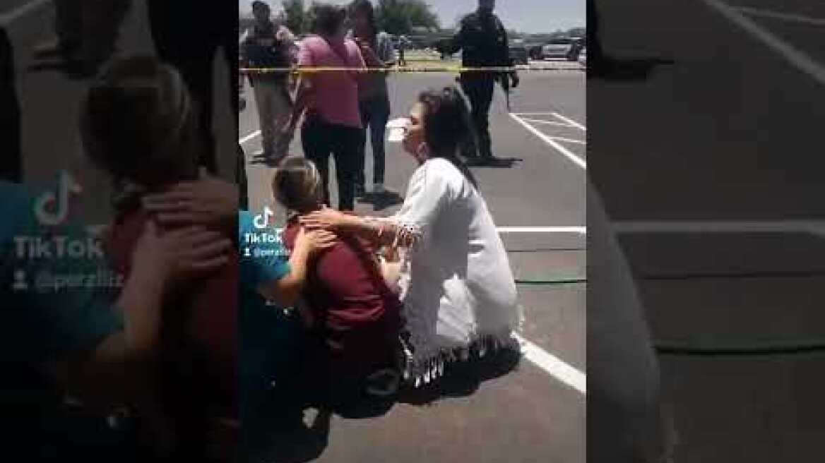 Robb Elementary School #Uvalde, #Texas, as parents await for word on their children. 💔