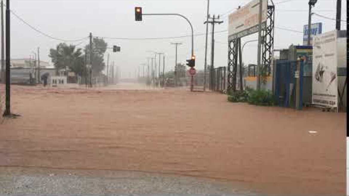 Ισχυρή νεροποντή αυτήν την ώρα στη Μάνδρα