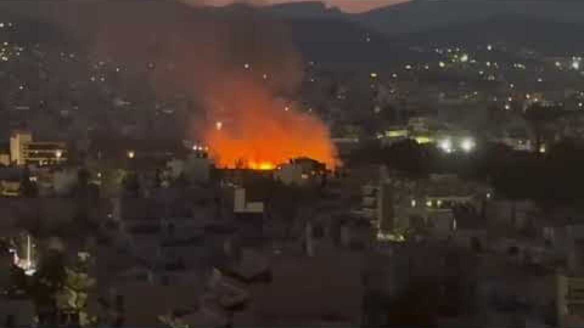 Φωτιά σε οικόπεδο στον Πειραιά