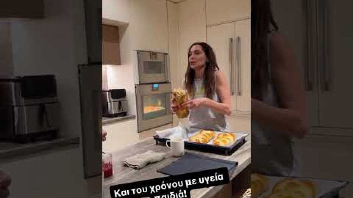 H Δέσποινα Βανδή πλάθεια τσουρέκια