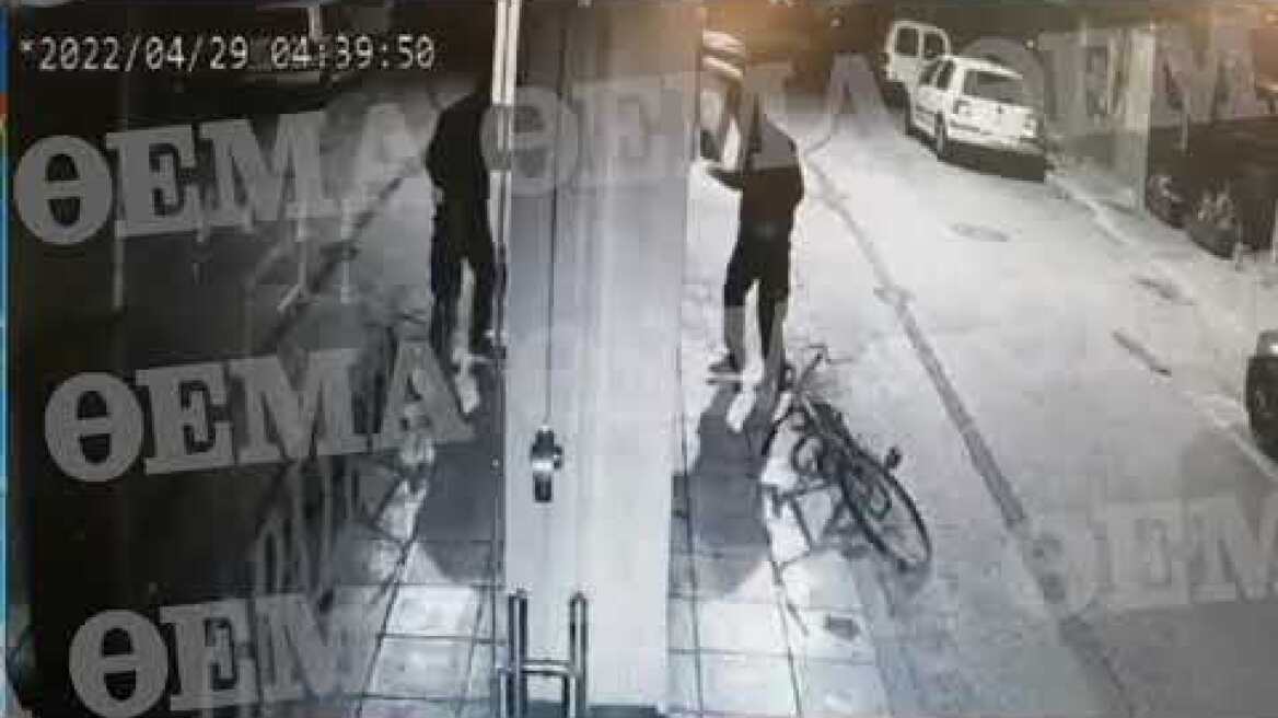 Μασκοφόρος διαρρήκτης με νεκροκεφαλή κλέβει μαγαζί με οπτικά (2)