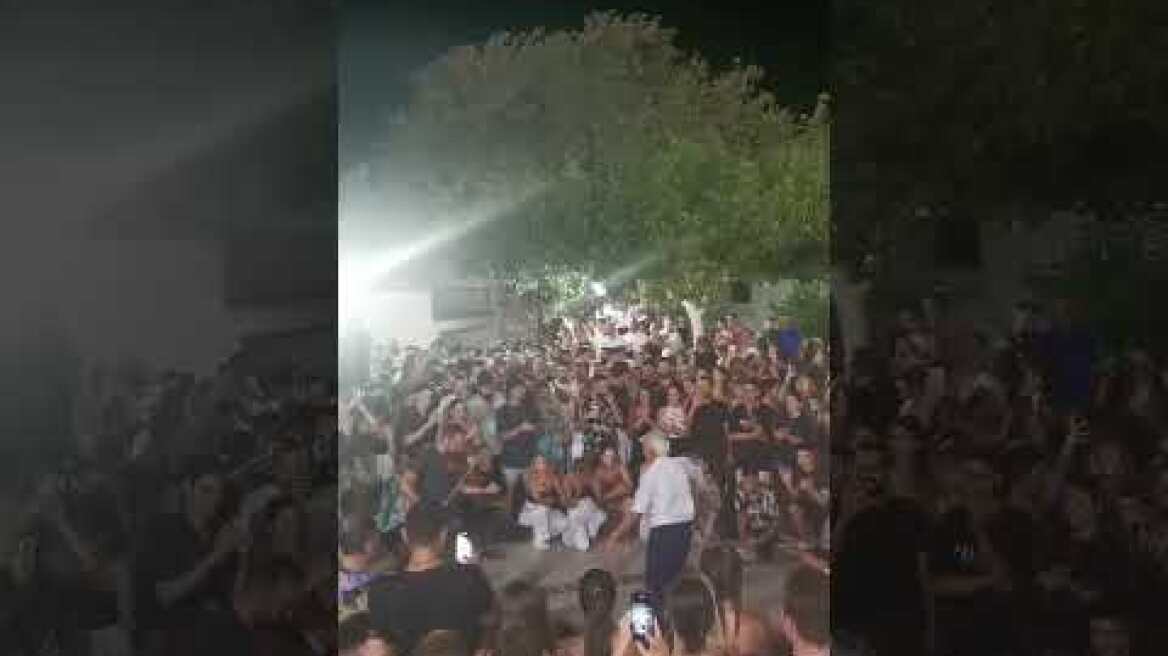O κύριος Αντώνης (86 χρονων) χορεύει ζεϊμπέκικο σε πανηγύρι στη Τηνο με τη νεολαία να τον χειροκροτά