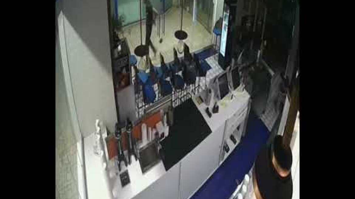 Ντοκουμέντο με διαρρήκτες που «χτυπούν» σε καταστήματα δίπλα σε ΑΤ της Θεσσαλονίκης - 2