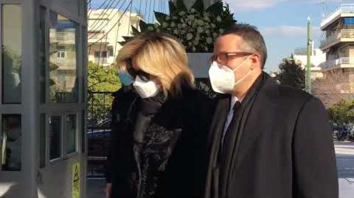 Κηδεία Κοντομηνά - Η κόρη του και ο γαμπρός του