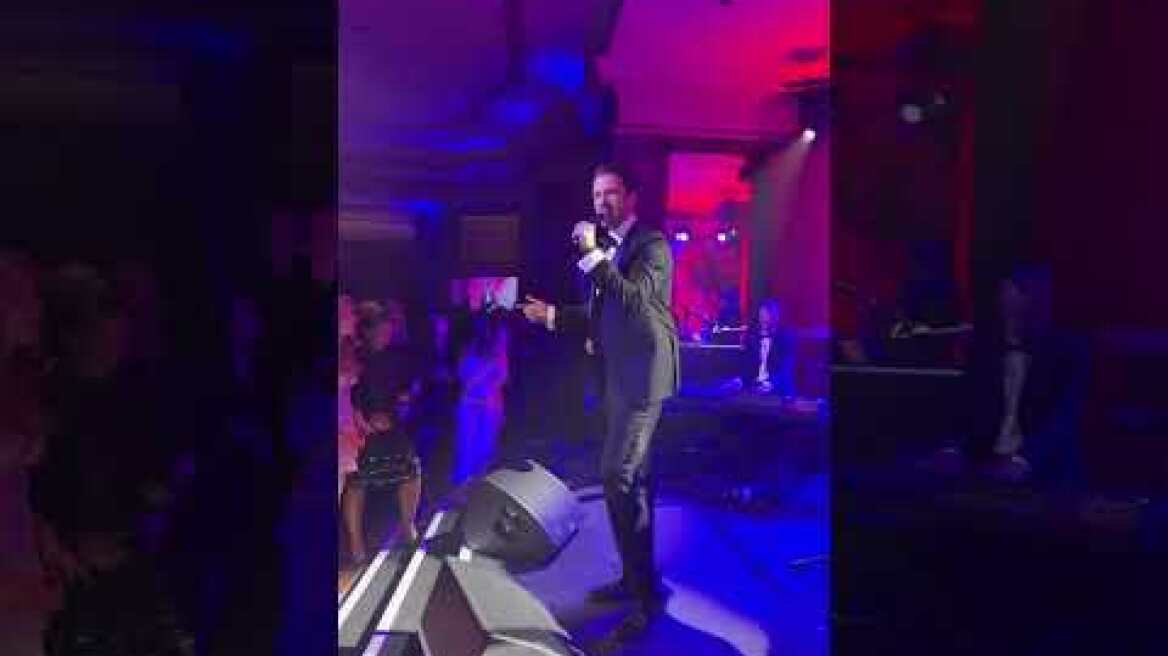 Ο Κωνσταντίνος Αργυρός τραγουδά σε φιλανθρωπικό γκαλά στο Λονδίνο