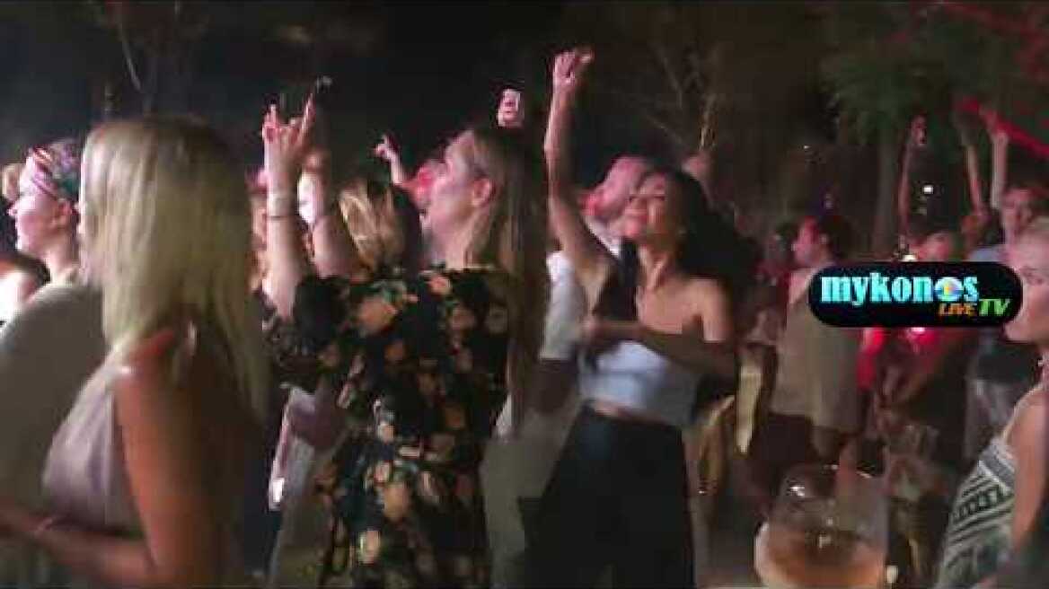 Η ΚΟΥΚΛΑΡΑ NICOLE SCHERZINGER ΛΙΚΝΙΖΕΙ ΤΟ ΘΕΪΚΟ ΚΟΡΜΙ ΤΗΣ ΣΤΗΝ ΜΥΚΟΝΟ!