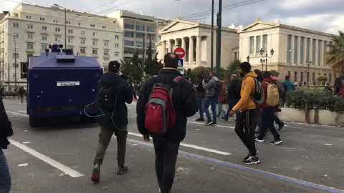 Η Αύρα της αστυνομίας διώχνει τα οδοφράγματα που είχαν στήσει οι αναρχικοί στην πσνρπιστημιου