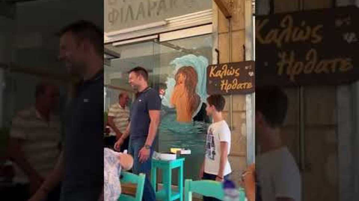 Ο Κασελάκης σε ουζερί στον Βόλο (2)