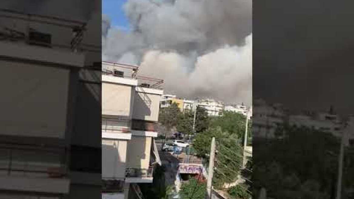 Ο καπνός από τη φωτιά στη Βούλα έχει ζώσει την περιοχή