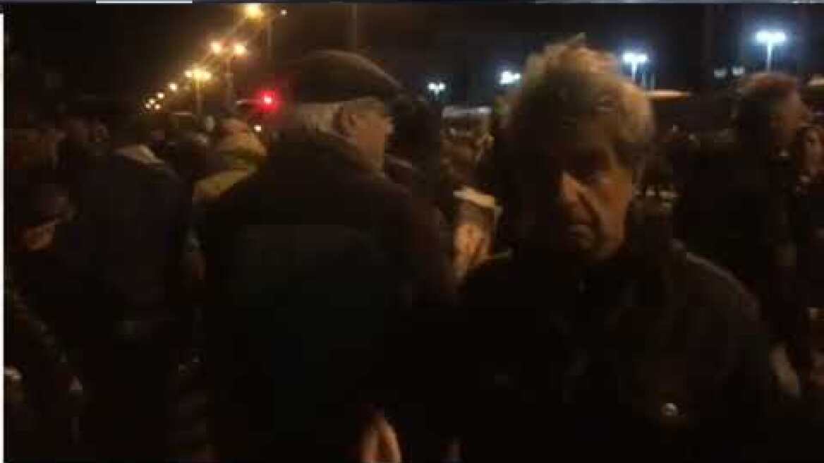 Προπηλακισμοί σε στελέχη του ΣΥΡΙΖΑ έξω από την αμερικανική πρεσβεία