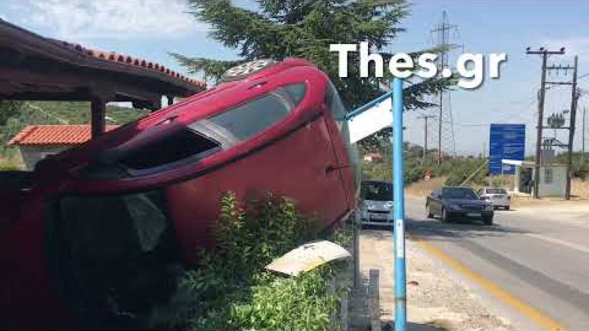 Αυτοκίνητο καρφώθηκε μέσα σε σπίτι στο Φίλυρο Θεσσαλονίκης