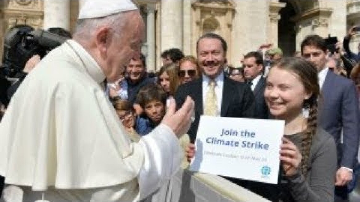 Greta Thunberg incontra il Papa e mostra cartello: "Join the Climate Strike"