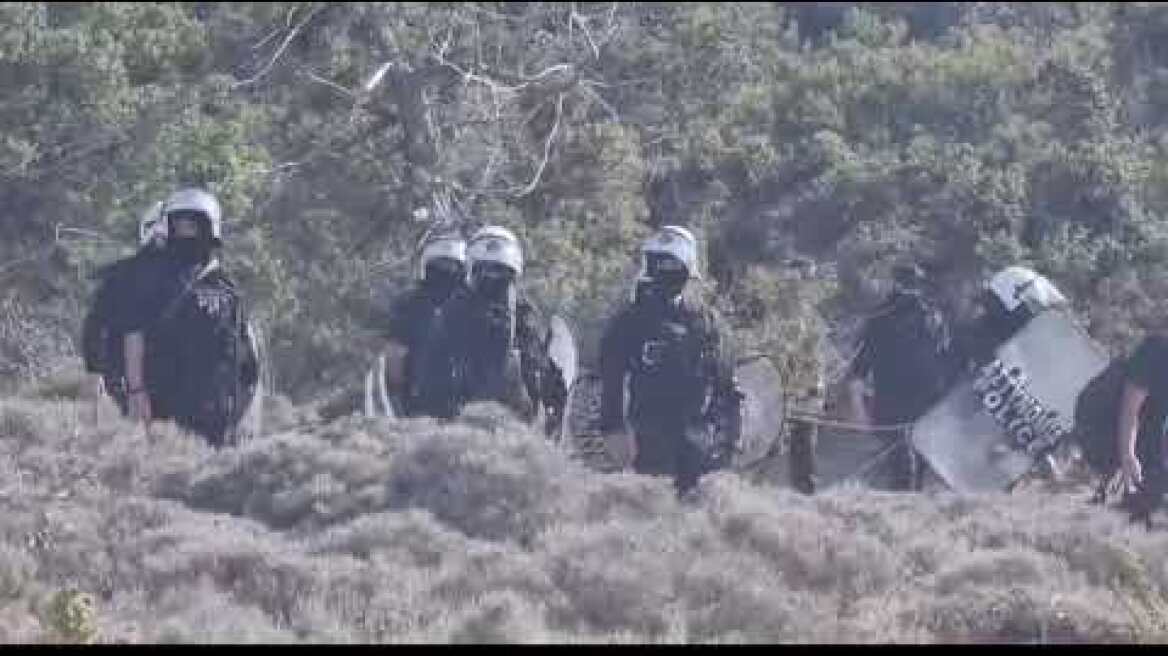 Με ΜΑΤ κατεδαφίζουν τις καλύβες κατασκηνωτών στη Γαύδο