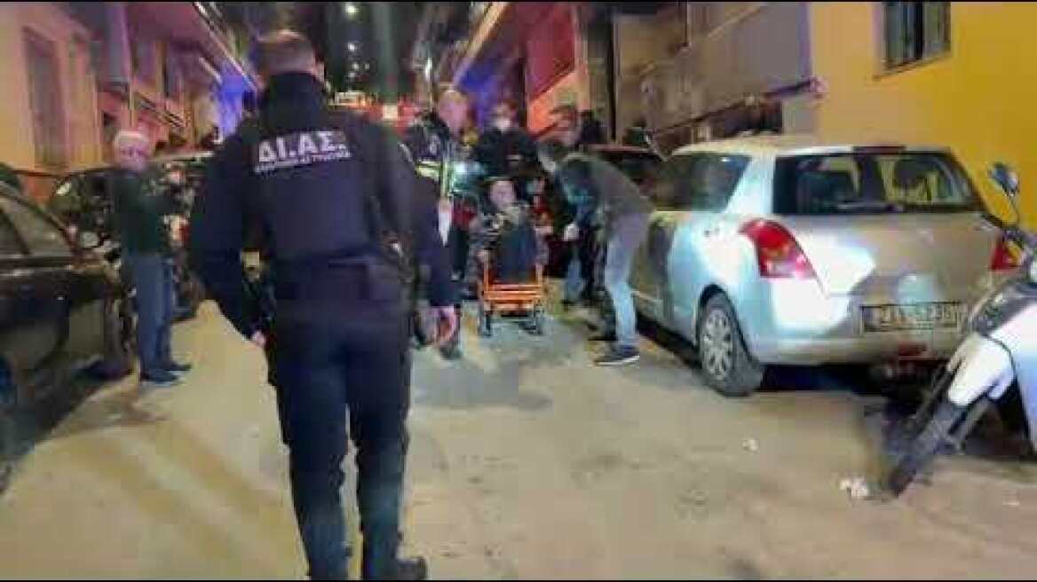 Φωτιά από έκρηξη μπουκάλας υγραερίου σε διαμέρισμα στου Γκύζη, η φιάλη καρφώθηκε στο απέναντι κτίριο