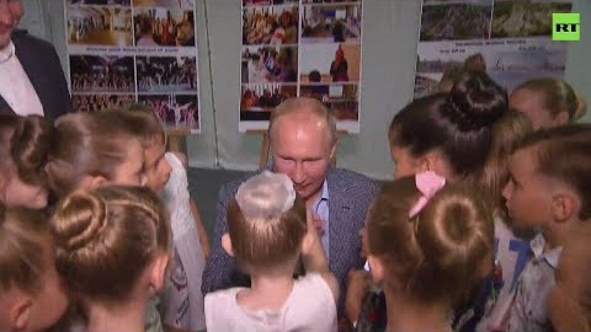 Putin kneels before ballet student and kisses her hand