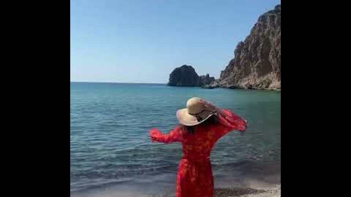 Η Ιωάννα Παλιοσπύρου ποζάρει από τον Φυροπόταμο Μήλου