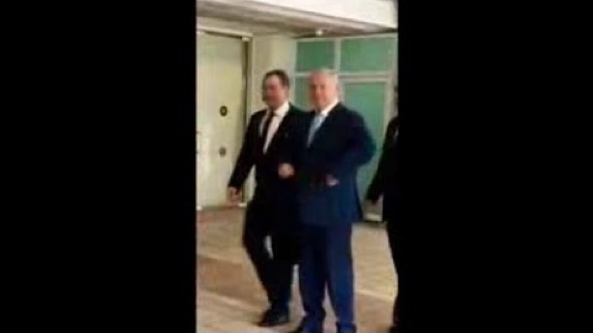 Israel‘s prime minister Netanjahu does Netta‘s chicken dance after Israel‘s Victory at Eurovision!