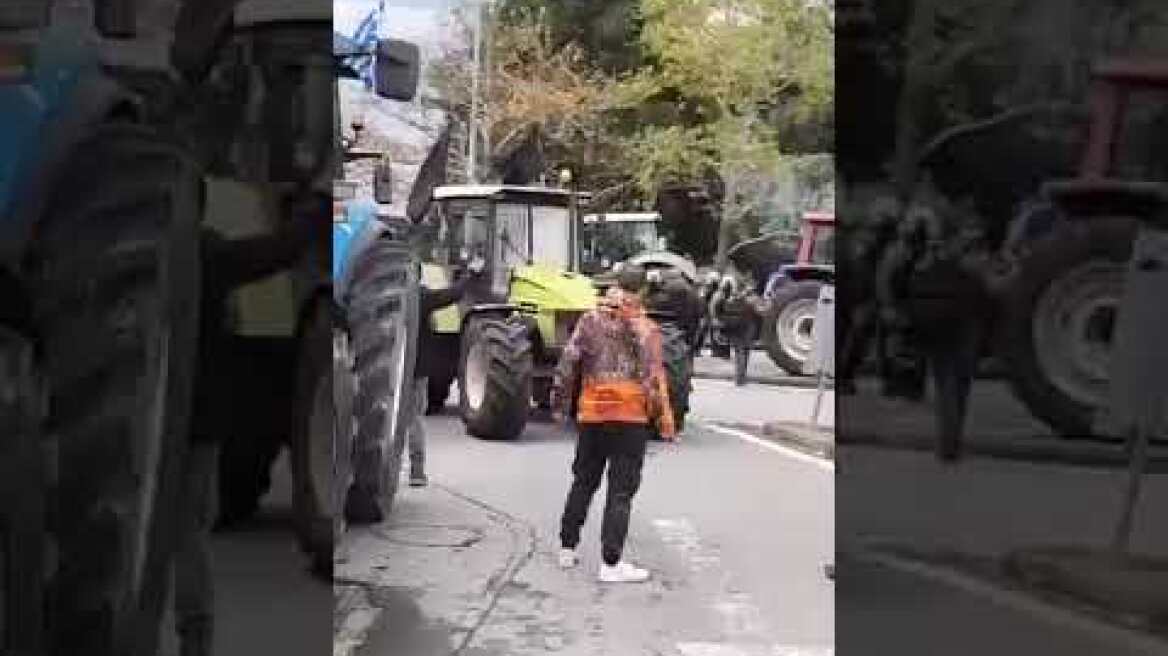 Αγρότης κάνει όπισθεν το τρακτέρ προς τους αστυνομικούς (1)