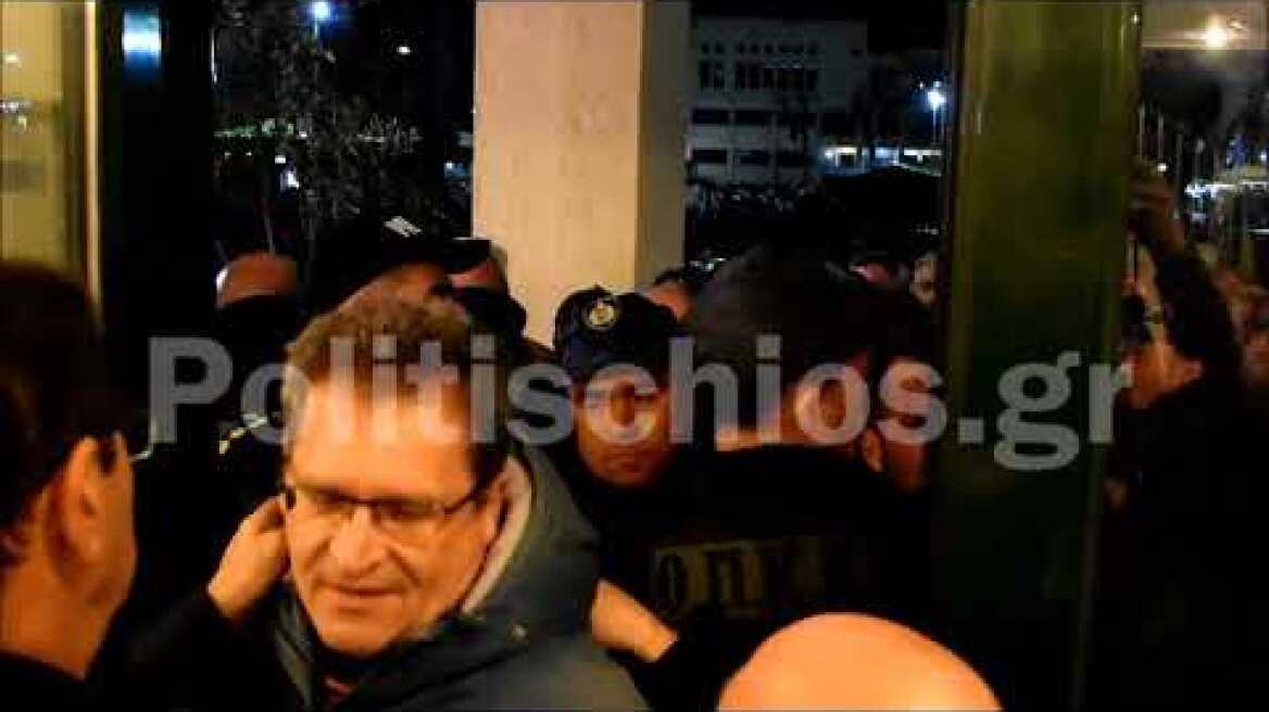 Επεισόδια στη Χίο με επίθεση στον Νότη Μηταράκη