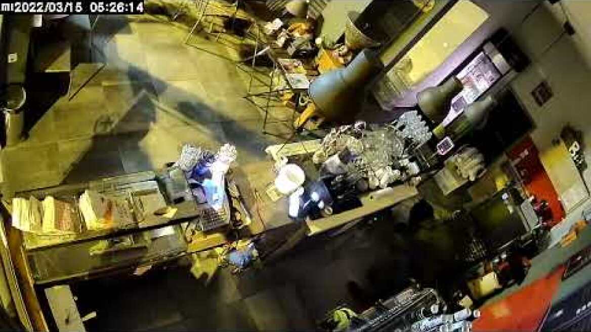 «Μπούκαρε» σε τρία καταστήματα και πιάστηκε στα "πράσα" – Έκλεψε από είδη κομμωτηρίου μέχρι σεντόνι