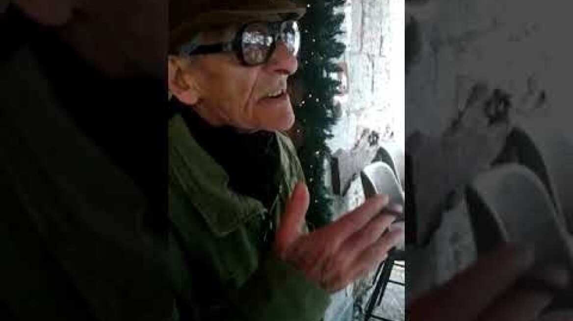 Παράπονα παππού για τον αντικαπνιστικό νόμο