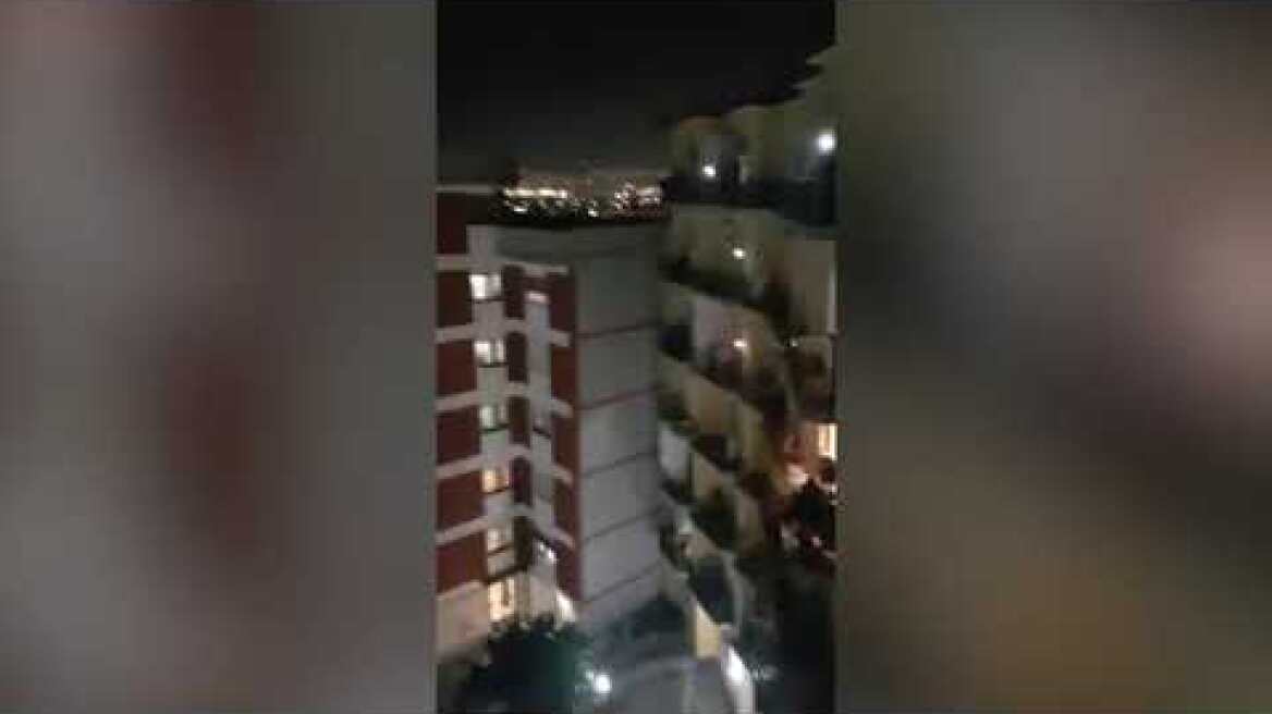 Ιταλοί τραγουδούν τον εθνικό ύμνο από τα μπαλκόνια τους