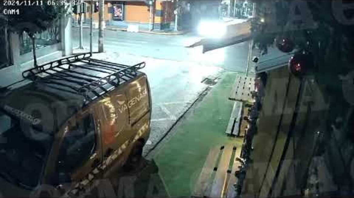 Λεωφορείο στη Νίκαια συγκρούστηκε με ΙΧ και έπεσε σε σταθμευμένα αυτοκίνητα