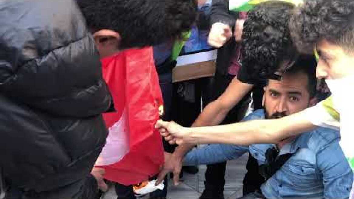 Thestival.gr Κάψιμο Τουρκίας σημαίας από Κούρδου στη Θεσσαλονίκη