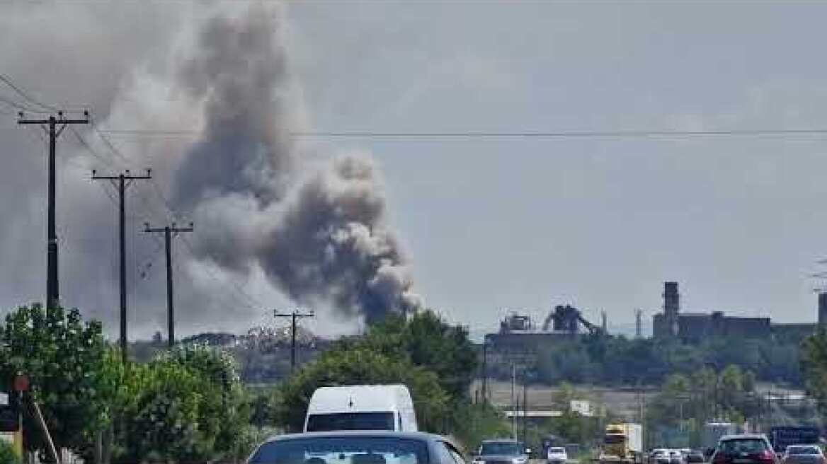Στις φλόγες ανακυκλώσιμα υλικά σε αυλειο χώρο εργοστασίου στη Θεσσαλονίκη