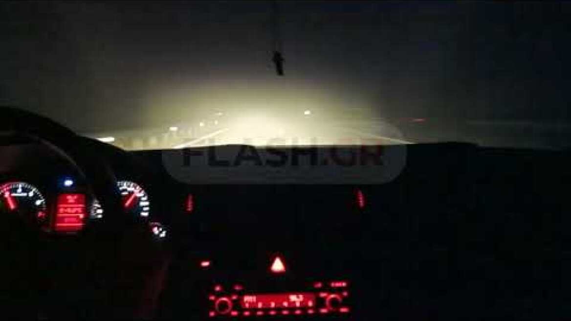 Ο Αλέξης Τσίπρας τραγουδάει Δημήτρη Μητροπάνο και οδηγεί