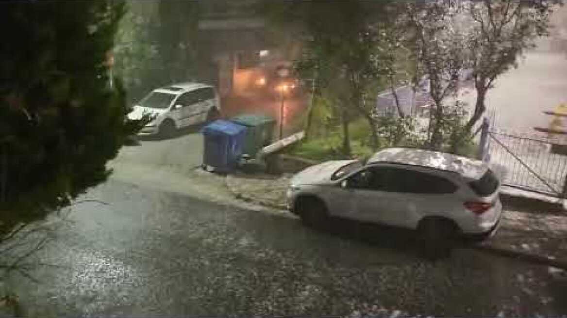 Ισχυρή καταιγίδα χτυπάει την Αττική: Δυνατός αέρας και χαλάζι σε πολλές περιοχές