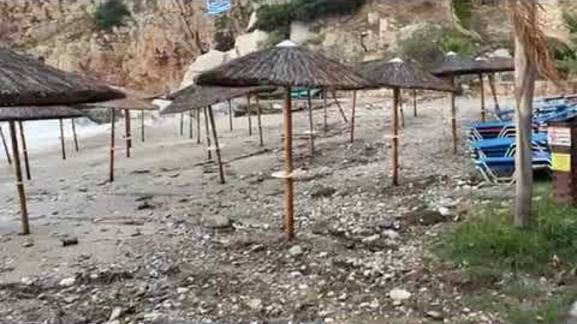 Η θάλασσα «έφαγε» τη μισή παραλία στο Παλαιόκαστρο