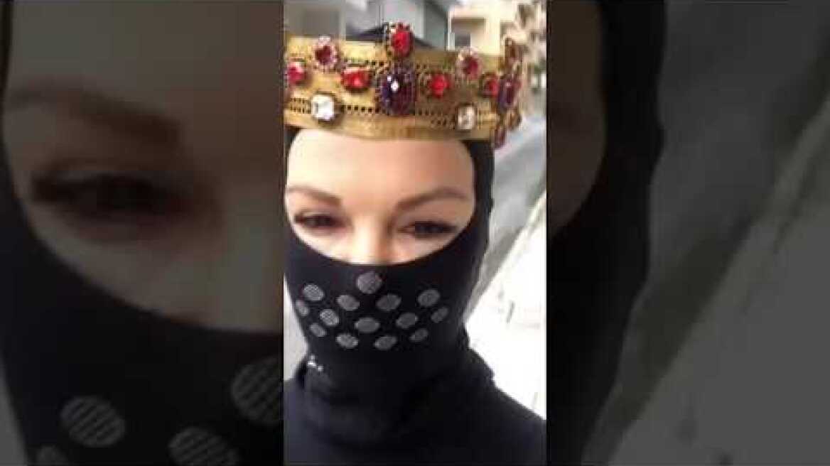 Mε φουλ μάσκα γάντια και κορόνα στο σούπερ μάρκετ η Ελληνίδα ηθοποιός