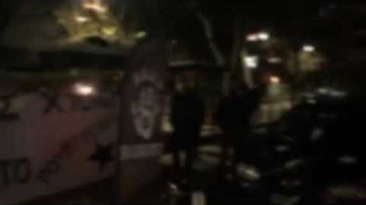 Ρουβίκωνας: Συγκέντρωση έξω από καφέ σε μη ανακοινωμένη εκδήλωση του δημάρχου Κ. Μπακογιάννη