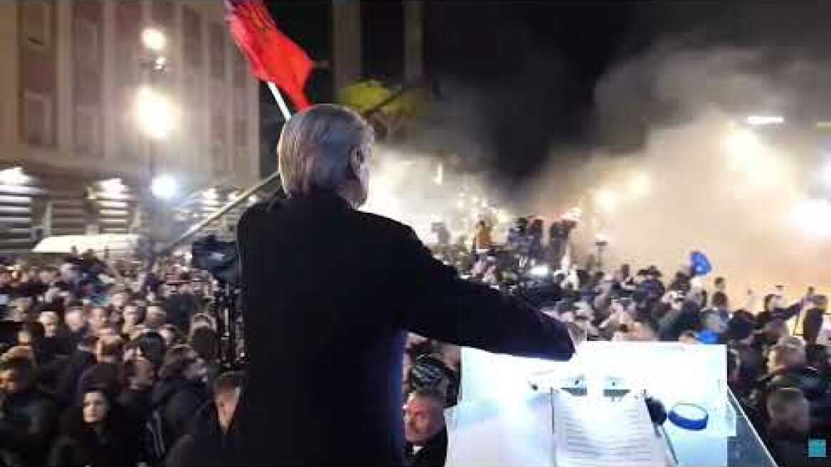 Top Channel/ Tensione në protestën e opozitës, hidhen molotovë drejt Kryeministrisë