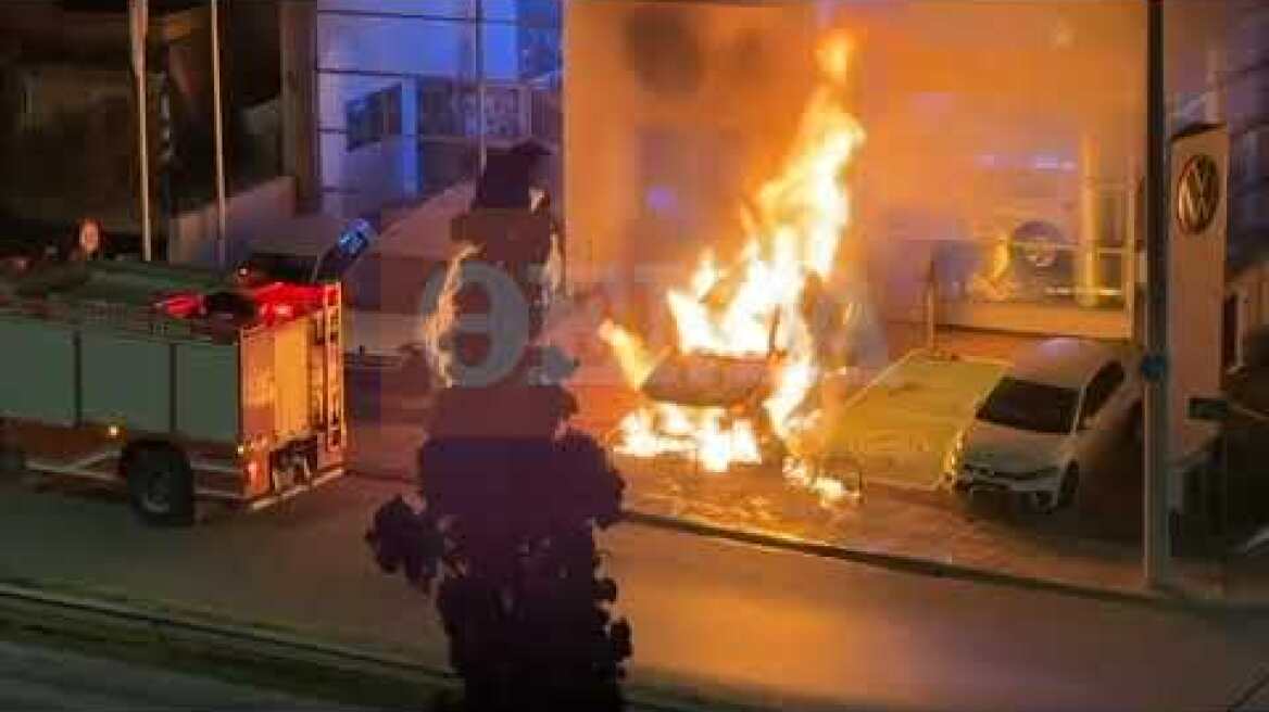 Φωτιά σε έκθεση αυτοκινήτων στη Νέα Χαλκηδόνα (1)