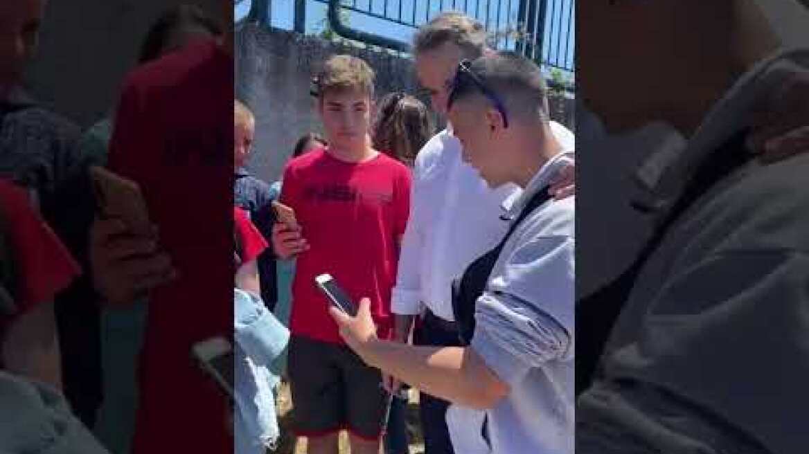 Κυριάκος Μητσοτάκης με μαθητές